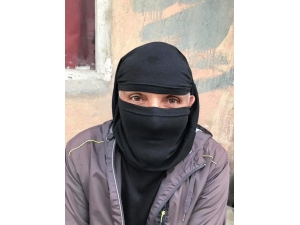 Satın Aldığı İç Çamaşırdan Maske Yaptı