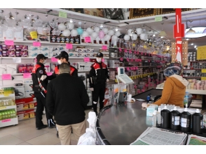 Polisler, Minibüs, Market Ve 20 Yaş Altı Denetim Yaptı