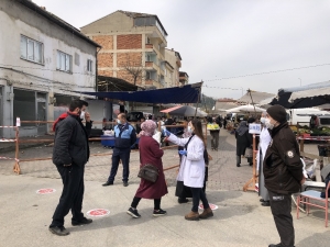 Vatandaşlar Halk Pazarına Ateşleri Ölçüldükten Sonra Alındı