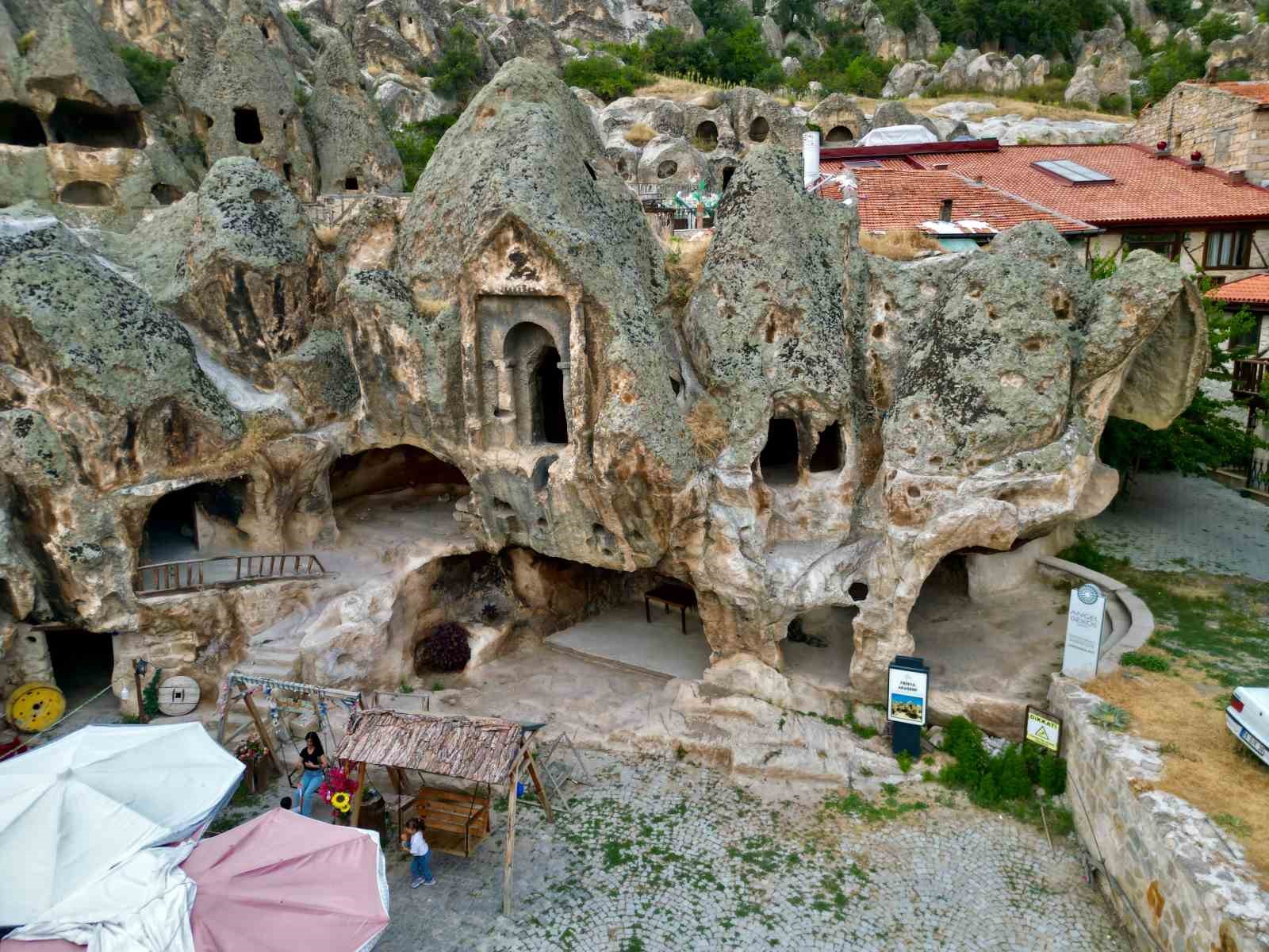 3-bin-yillik-frig-vadisi-yaz-sezonunda-ziyaretci-akinina-ugruyor