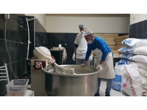 Develili Esnaftan Örnek Davranış; Her Gün 100 Aileye 2 Ekmek Yardımı Yapıyorlar