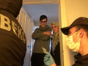 Bursa Emniyeti Sokak Sokak Vatandaşlara Para Dağıttı