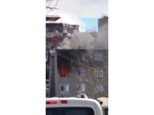 Diyarbakır’da Yangın, Çatıda Mahsur Kalanlara İtfaiye Ekipleri Yetişti