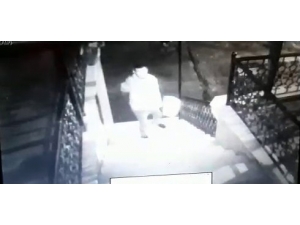 Eline Aldığı Taşla Dükkanın Camını Kırmaya Çalışan Genç Kameralara Yansıdı