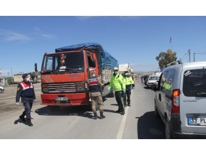 Şanlıurfa’da Araç Giriş Ve Çıkışları Kapatıldı