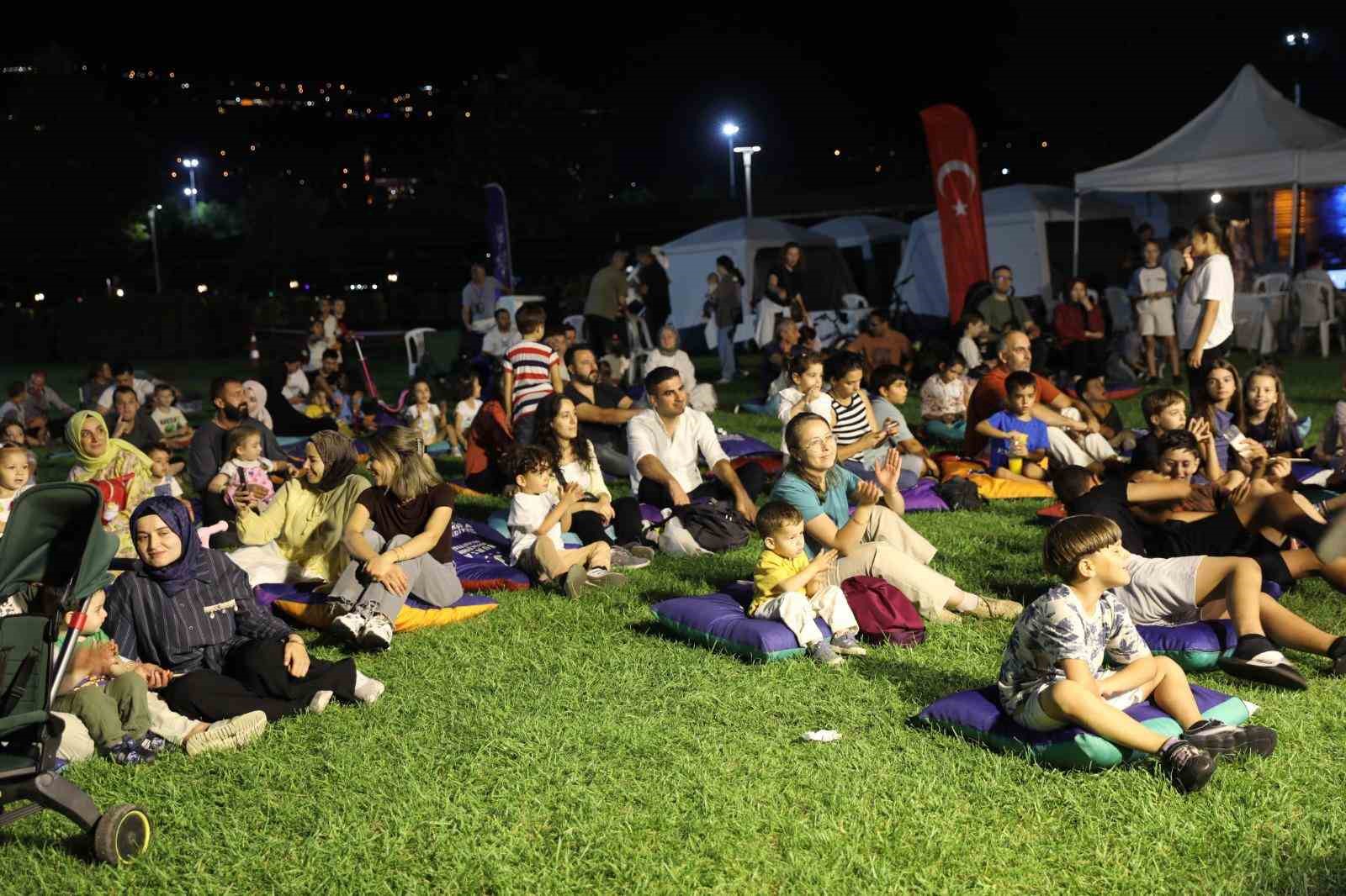 hudavendigar-kent-parki-nda-bilim-dolu-gece