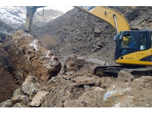 Dev Kaya Parçası Yolu Kapattı