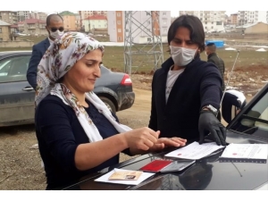 Yüksekova’da Bin Tl’lik Yardımlar Hak Sahiplerine Ulaştırılıyor