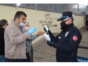 Kırıkkale’de Pazarcı Esnafına Ve Vatandaşlara Ücretsiz Maske Dağıtıldı