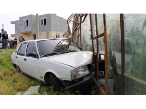 Sokağa Çıkması Yasak Genç, Polisten Kaçmaya Çalışırken Kaza Yaptı