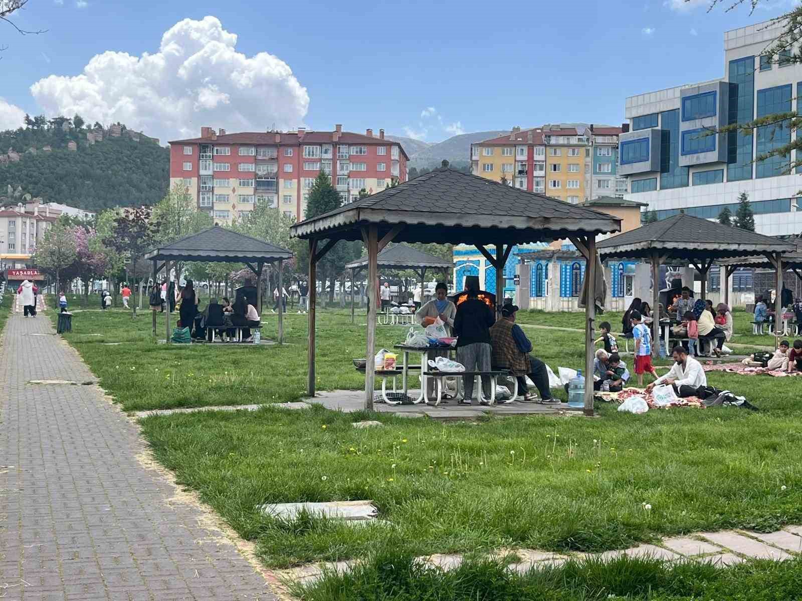 havalarin-isinmasi-ile-aileler-parklara-akin-etti