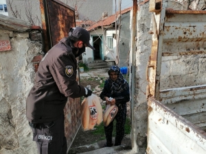 İhtiyaç Sahibi Ve Sokağa Çıkamayan Yaşlı Vatandaşların Evine Ekmek Dağıtımı