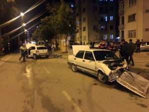 İki Otomobil Kafa Kafaya Çarpıştı, Sürücüler Yara Almadan Kurtuldu