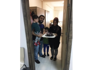 Bursa Kyk Yurdunda Karantinaya Alınan Aileye Evlilik Yıl Dönümü Sürprizi