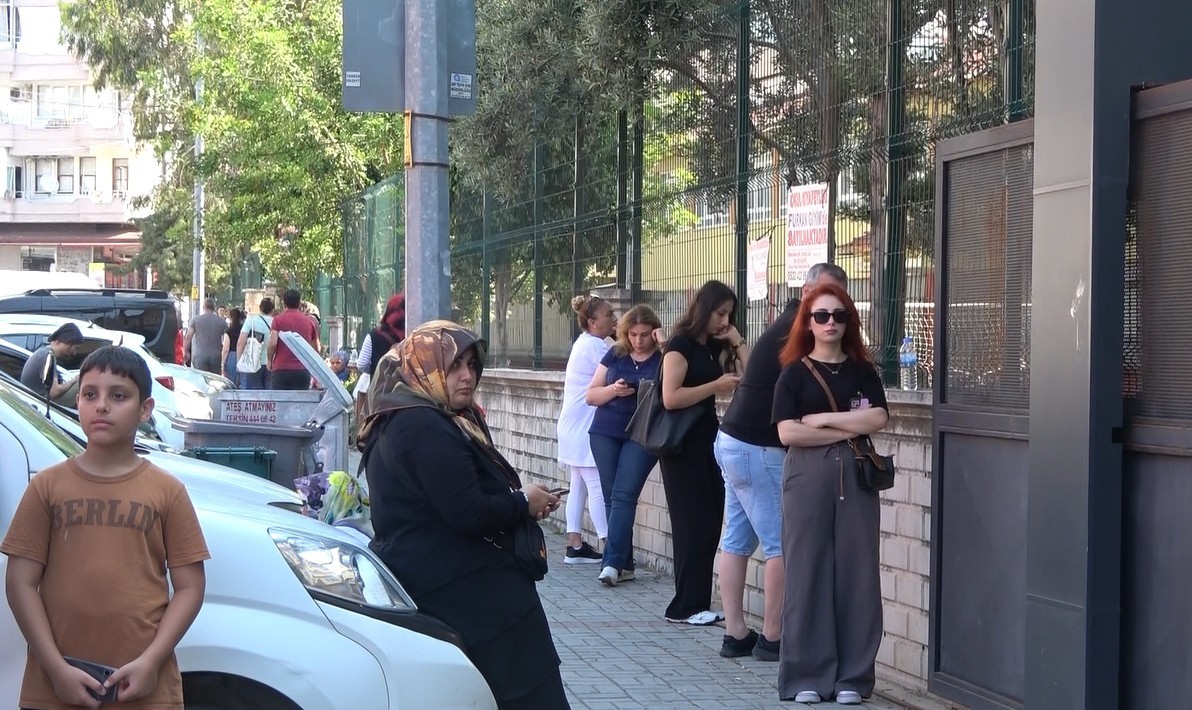 alanya-da-lgs-heyecani-basladi-ogrenciler-sinavda-ter-doktu-veliler-dualarla-bekledi