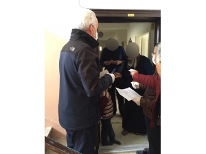 Yaşlıların Maaşları Ve İhtiyaçlıların Destek Ödemeleri Evlerine Götürülüyor