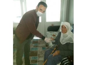 Gönüllü Öğretmenler Yaşlıların Maaşını Dağıttı