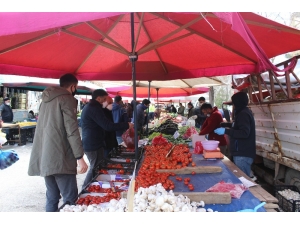 Erzurum’da Maskesini Takan Pazara Koştu