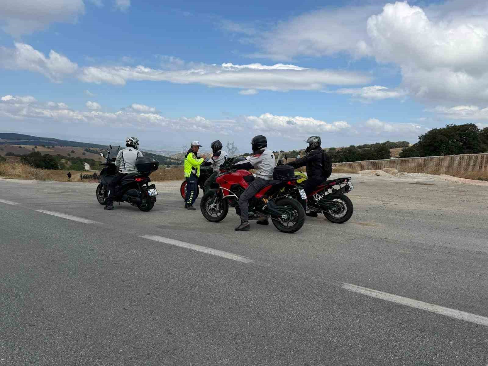 motosiklet-suruculerine-reflektif-yelek-giy-gorunur-ol-uyarisi