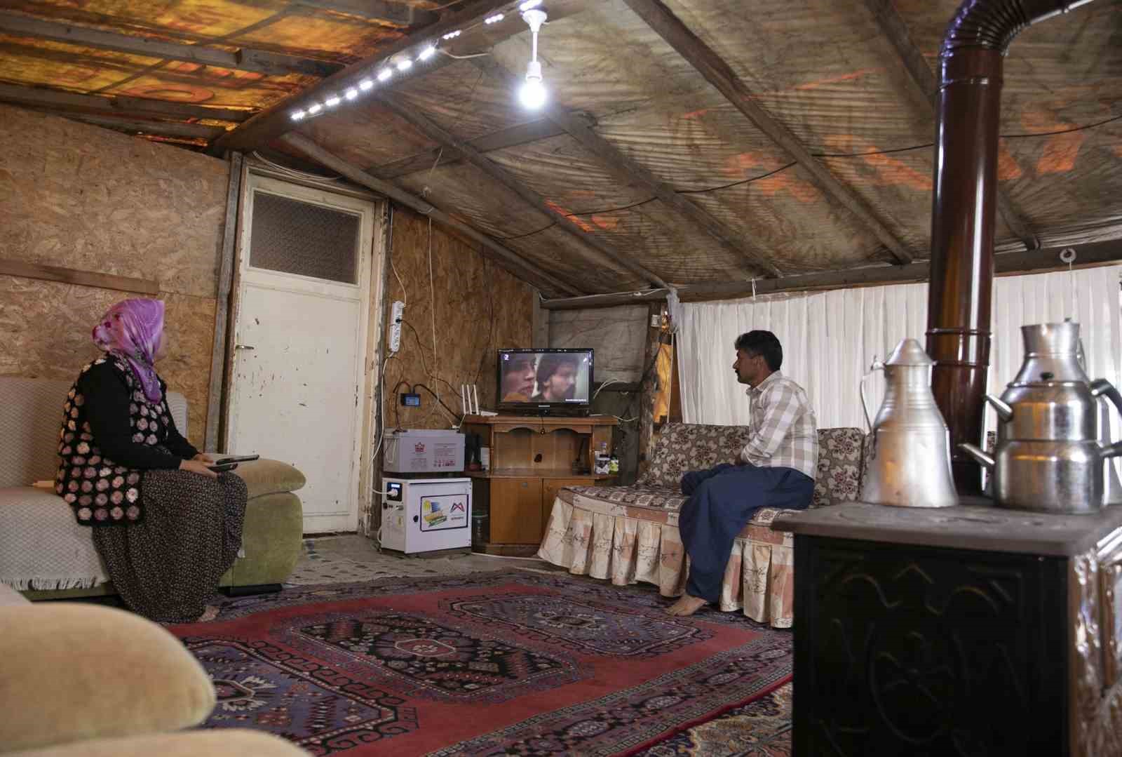 yoruk-cadirlari-gunes-enerjisiyle-aydinlaniyor