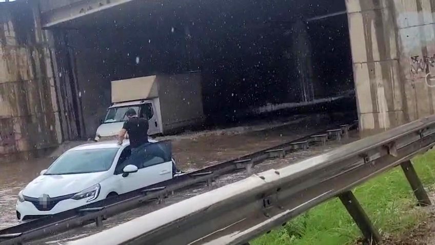 yollar-gole-dondu-yagmur-sulari-selale-gibi-akti