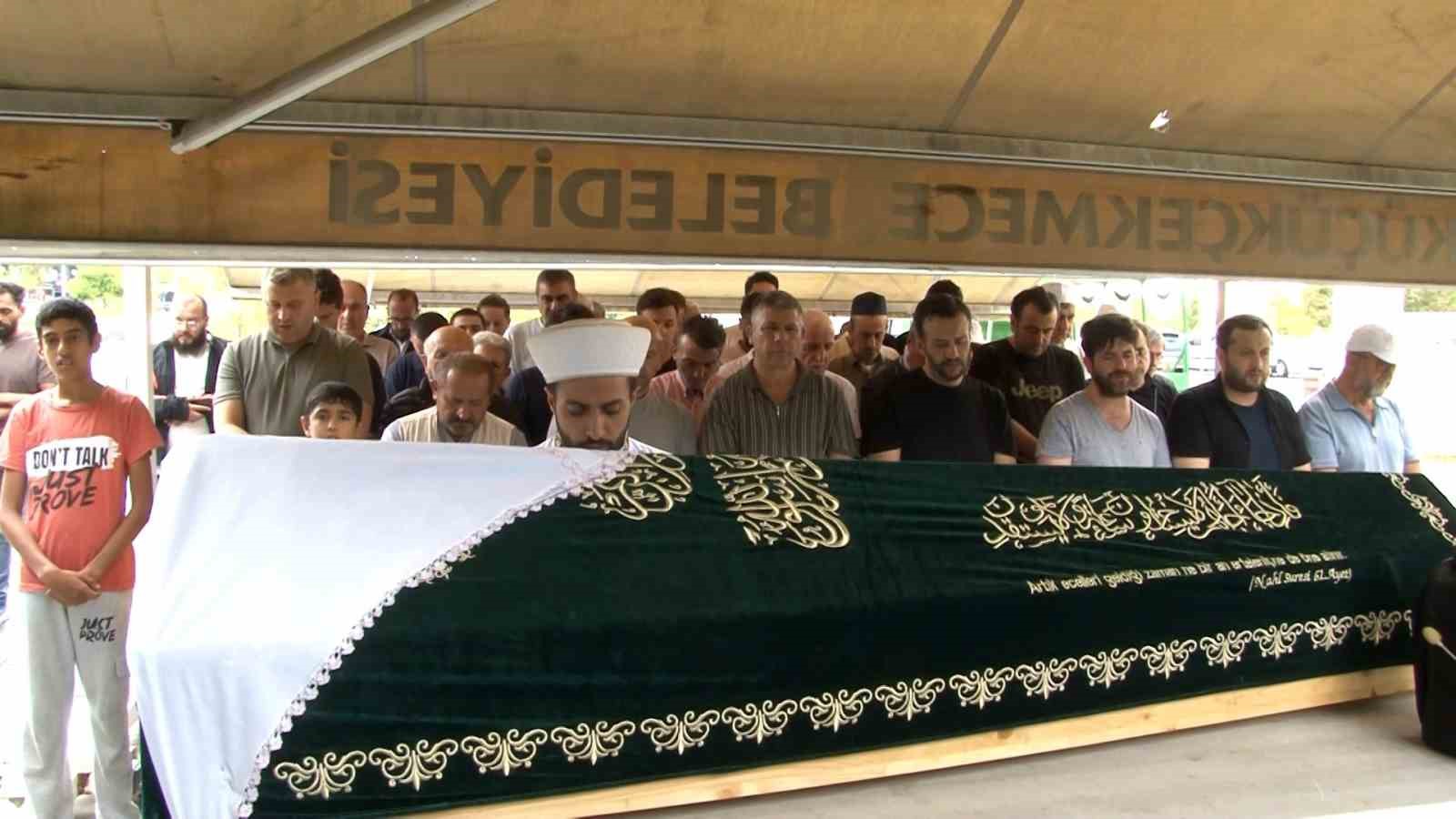 zeytinburnu-ndaki-iett-otobus-kazasinda-hayatini-kaybeden-kadin-son-yolculuguna-ugurlandi