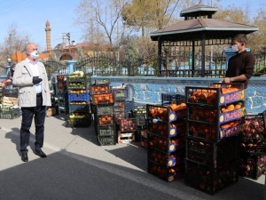 Tuşba Belediyesinden Pazar Esnafı İle Vatandaşlara Maske Ve Eldiven
