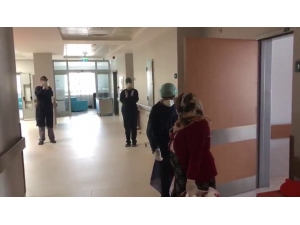 Koronayı Yenen Yaşlı Kadın Sağlık Çalışanlarının Alkışlarıyla Uğurlandı