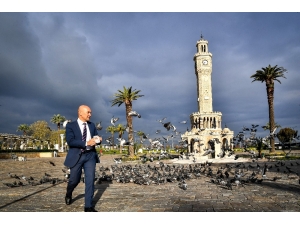 Başkan Soyer, Kuşları Elleriyle Besledi