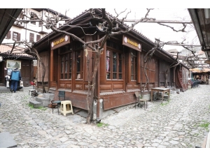 Bir Umutla Dükkanlarını Açıyorlar