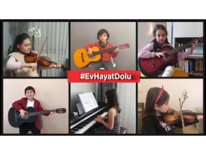 İlkokul Öğrencisi Minikler Enstrüman Çalıp ’Evde Kal’ Çağrısında Bulundu