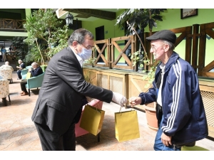 Başkan Demir’den Huzurevindeki Yaşlılara Moral