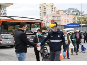 Konyaaltı Semt Pazarlarında Sosyal Mesafe Korunuyor