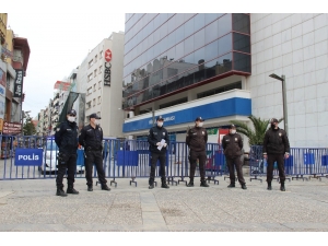 Karşıyaka Çarşısı’na Giriş Çıkışlar Kapatıldı
