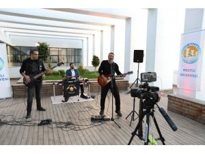 Sosyal Medya Üzerinden Evde Rock Müzik Konseri