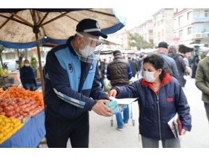 Ankara’da Pazarcı Esnafına Maske Dağıtımı