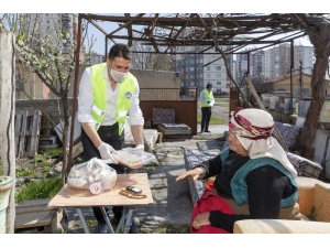 Büyükşehir, 65 Yaş Üstü Ve İhtiyaç Sahibi Aileleri Yalnız Bırakmıyor