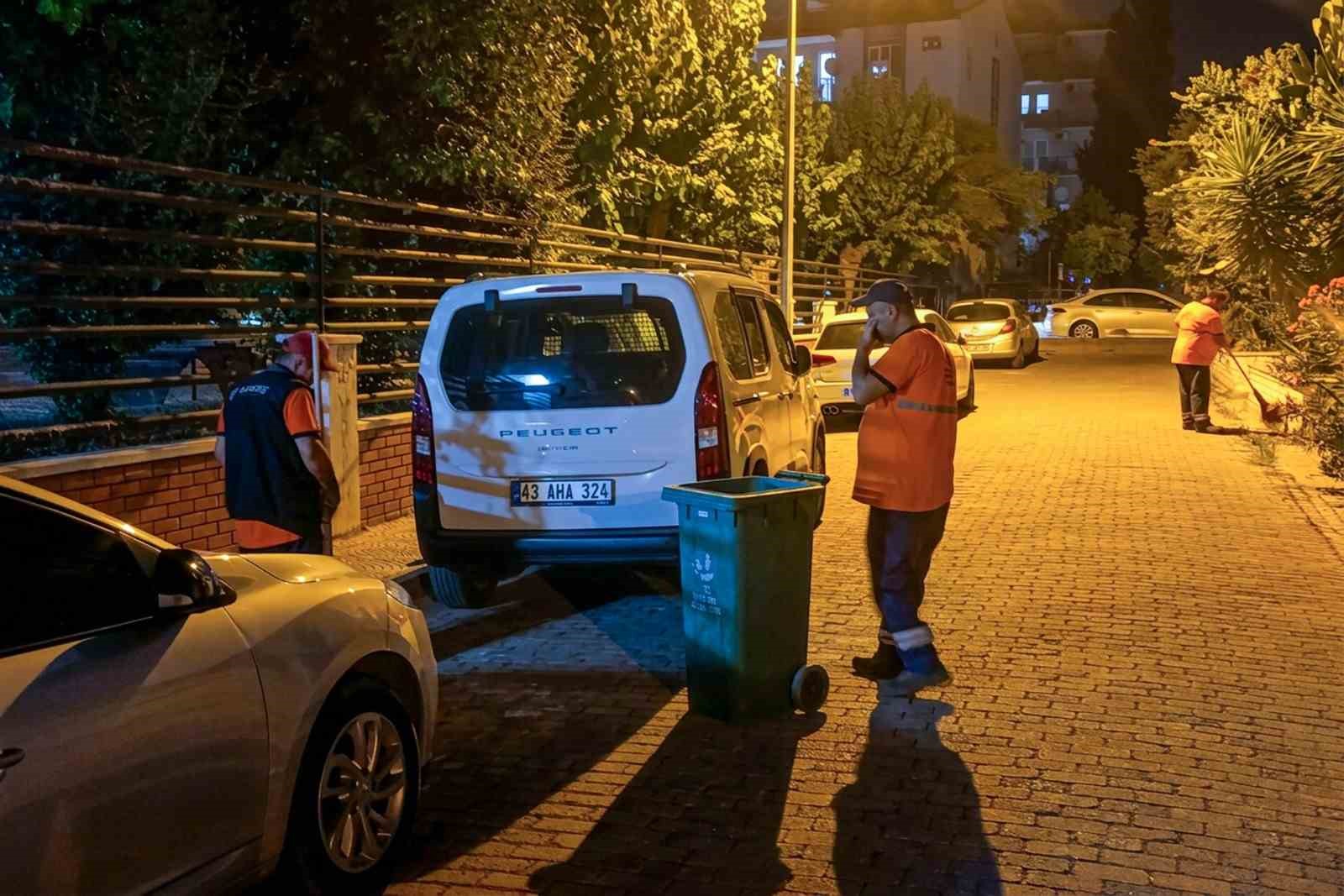 efeler-belediyesi-temizlik-ekipleri-calismalarini-surduruyor
