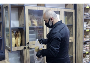 Market İşletmecisi, 2 Gün Boyunca Sattığı Ekmekler Karşılığında Para Almadı