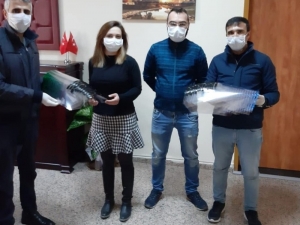 Öğretmenlerden Sağlık Çalışanlarına Maske