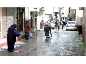 Kadınlar Korona Virüsüne Karşı Sokakları Temizledi