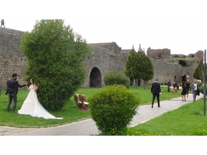 Diyarbakır ’Evde Kal’ Çağrılarına Uymadı, Güneşli Havayı Gören Dışarı Çıktı