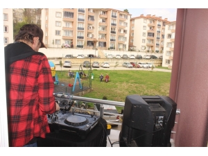 Dj Evinin Balkonundan Dışarı Çıkamayan Gençler İçin Çaldı