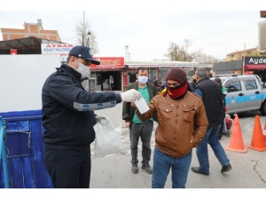 Akhisar Belediyesi Pazar Yerinde 5 Bin Maske Dağıttı