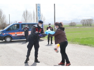 Karantinadaki Mahallede Kadınlardan Jandarmaya Pasta Börek İkramı