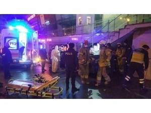 Avcılar’da Bir Otomobil Avm Girişindeki Merdivenin Altına Saplandı: 3 Yaralı