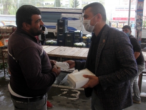 Muhtar 10 Bin Maske Dağıttı