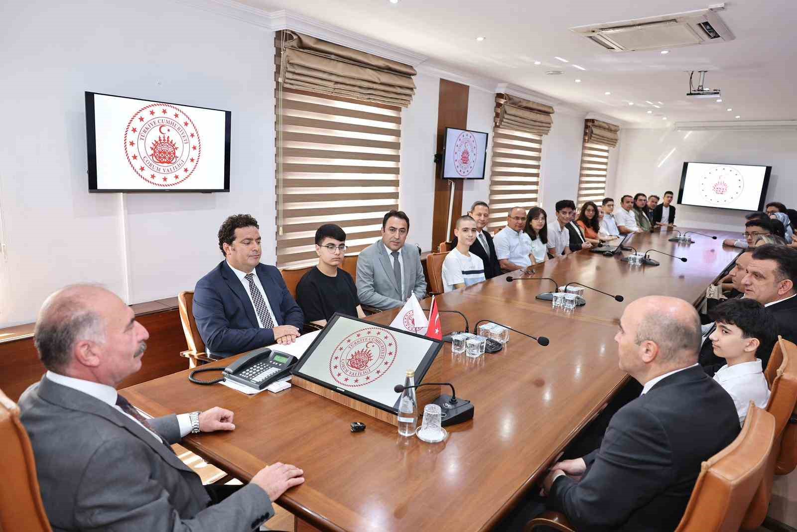 vali-calgan-lgs-ve-yks-de-dereceye-giren-ogrencilere-ovgu-siz-bizim-yuz-akimizsiniz