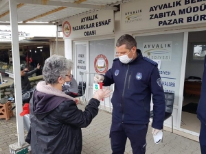 Ayvalık’ta Pazarda Maskesi Olmayanlara Maske Dağıttılar