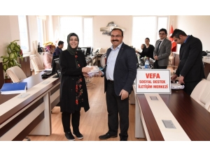 12 Acil Çağrı Ve Vefa Sosyal Destek İletişim Merkezi Çalışanların Meyve İkramı